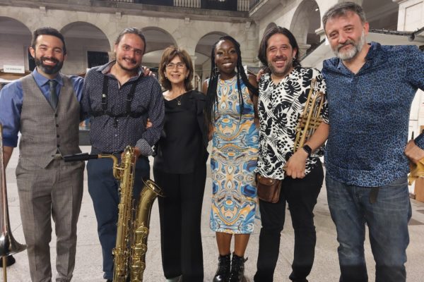 Pilar del Río con parte de Freedonia tras el concierto a Saramago